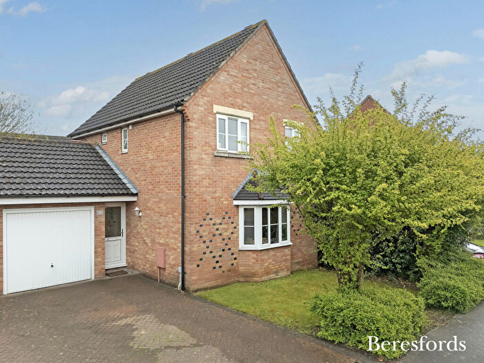 3 Bedroom Link Detached House For Sale In Pine Avenue, Dunmow, CM6