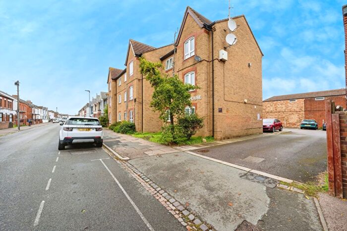 2 Bedroom Flat For Sale In Victoria Road, Bedford, Bedfordshire, MK42