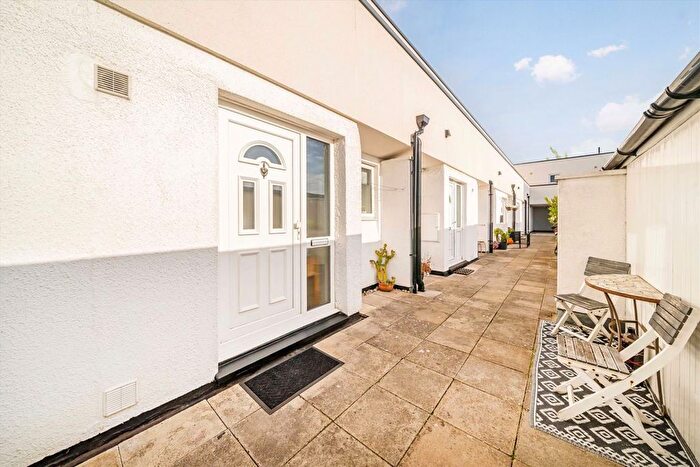 2 Bedroom Flat For Sale In Ewell Road, Surbiton, KT6