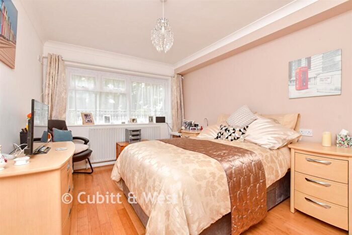 2 Bedroom Ground Maisonette For Sale In Timberhill, Ashtead, Surrey, KT21