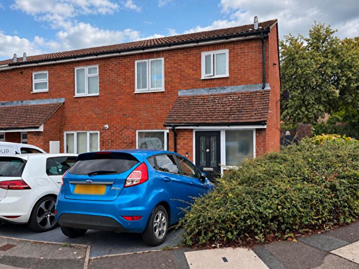 3 Bedroom End Of Terrace House For Sale In Carmichael Way, Basingstoke, RG22