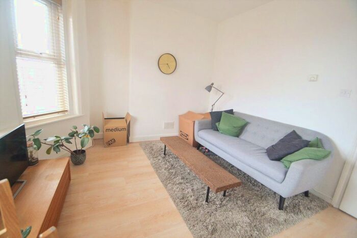 2 Bedroom Flat To Rent In High Road, London, N12
