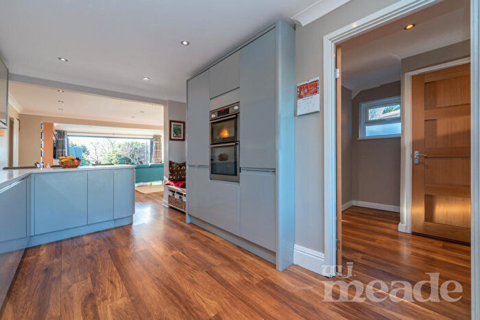 3 Bedroom End Of Terrace House For Sale In Arabia Close, E4