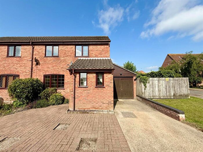 3 Bedroom Semi-Detached House For Sale In Weavers Close, Stalham, NR12