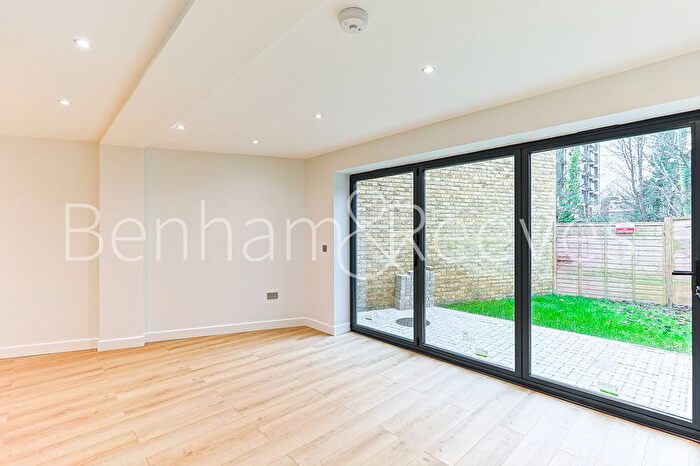 3 Bedroom Flat To Rent In Disraeli Road, Hammersmith, SW15