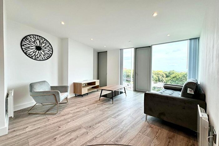 2 Bedroom Apartment To Rent In Thr, New Jackson, M15