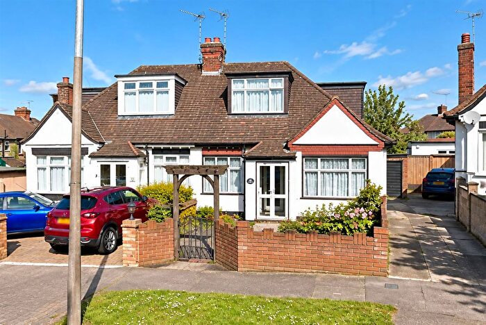 2 Bedroom Semi-detached Bungalow For Sale In Cherrydown Close, Chingford, E4