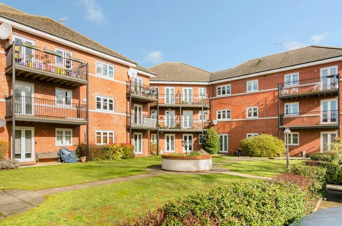 2 Bedroom Flat For Sale In Elm Park Road, Pinner, HA5