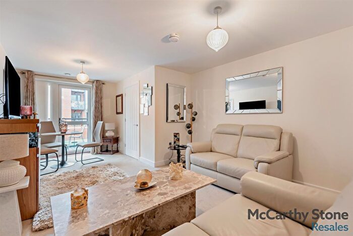 1 Bedroom Flat For Sale In Roslin Place, Station Road, Hook, RG27