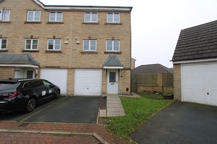 3 Bedroom Town House To Rent In Winscar Avenue, Clayton Heights, Bradford, BD6