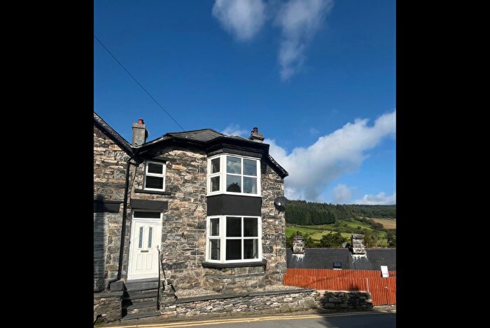 3 Bedroom End Of Terrace House For Sale In , LL24