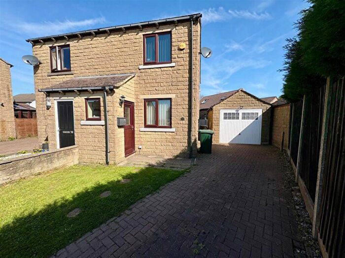 3 Bedroom Semi-Detached House For Sale In Tree Top View, Queensbury, Bradford, BD13