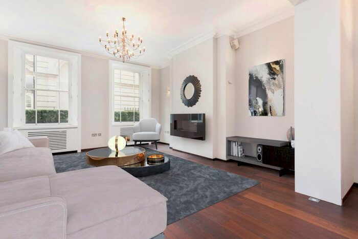 4 Bedroom Flat To Rent In Charles Street And Hays Mews, Mayfair, W1J