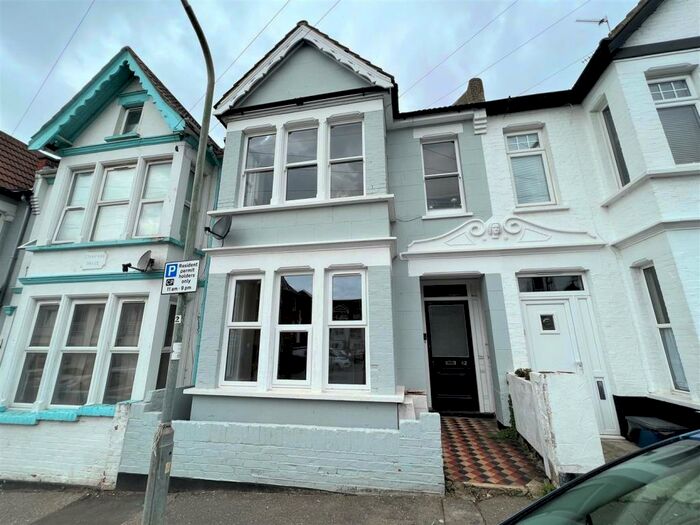 2 Bedroom Ground Flat To Rent In Holland Road, Westcliff-On-Sea, SS0