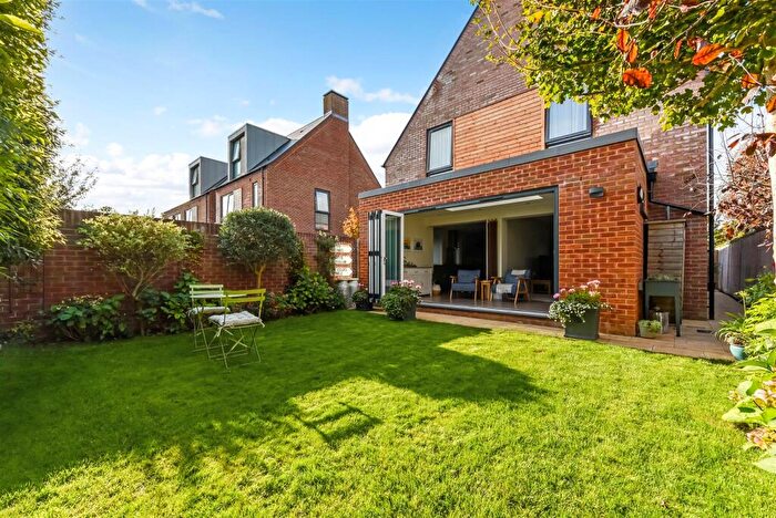 4 Bedroom Detached House For Sale In Windmill Close, Chichester, PO19