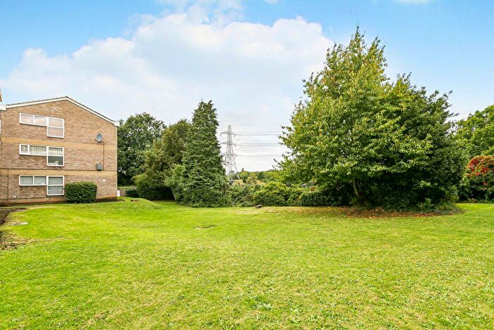 2 Bedroom Flat For Sale In Chertsey Road, Addlestone, Surrey, KT15