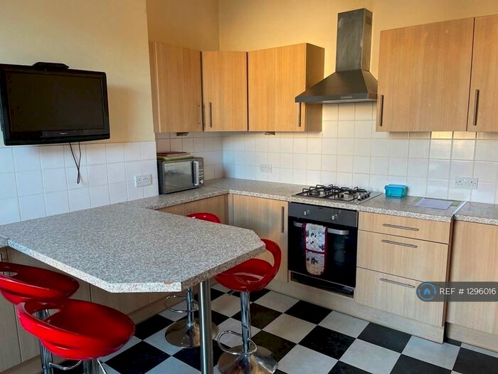 5 Bedroom Flat To Rent In Pevensey Road, Eastbourne, BN21