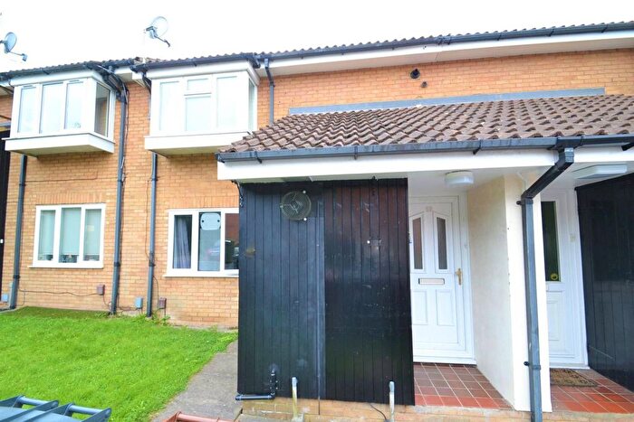 2 Bedroom Maisonette For Sale In Bray Close, Hertfordshire, Borehamwood, Hertfordshire, WD6