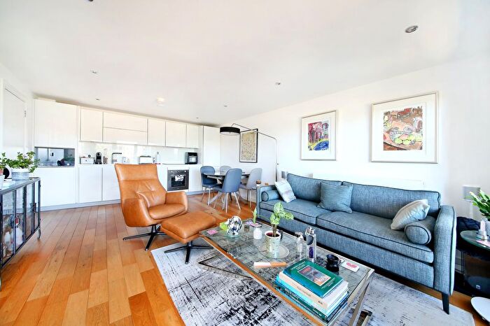 2 Bedroom Flat To Rent In Eythorne Road, Stockwell, SW9