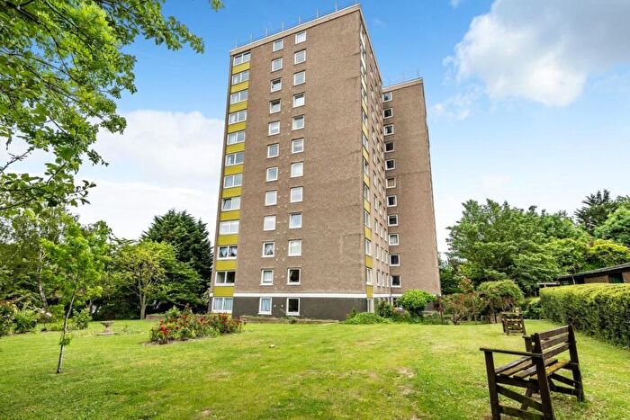 3 Bedroom Apartment For Sale In Avenue Road, London, SE20