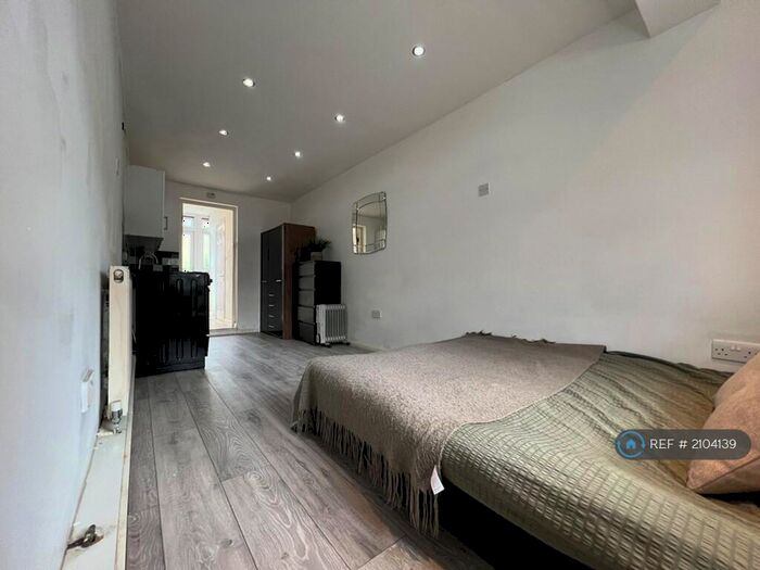 Studio To Rent In Whalebone Grove, Chadwell Heath, RM6