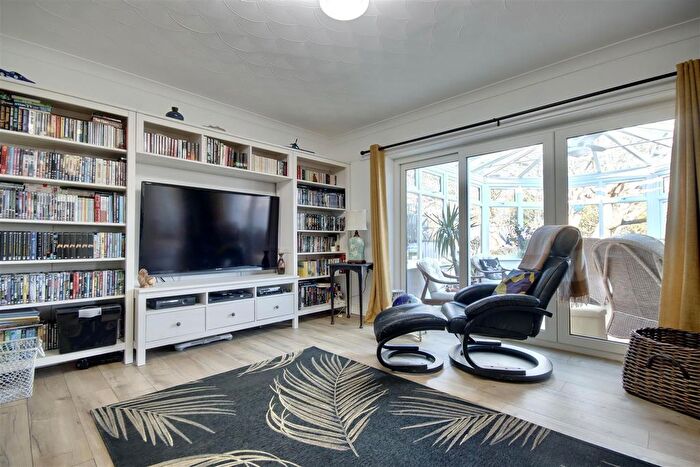 4 Bedroom Detached House For Sale In Catisfield Road, Fareham, PO15