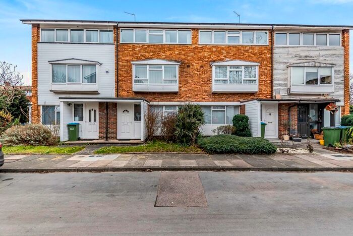 3 Bedroom Maisonette To Rent In Southbourne Gardens, London SE12