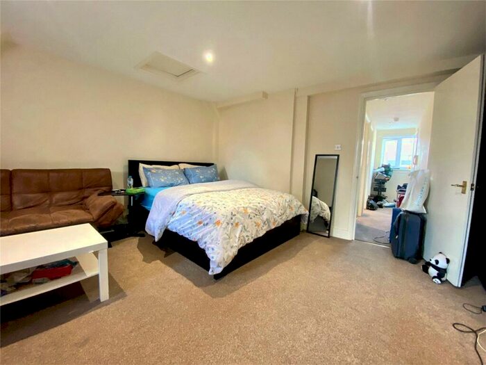 Studio To Rent In High Street, Maidenhead, Berkshire, SL6