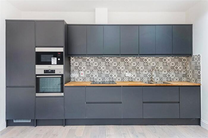 2 Bedroom Flat To Rent In Bayeux Court, Halford Place, W7