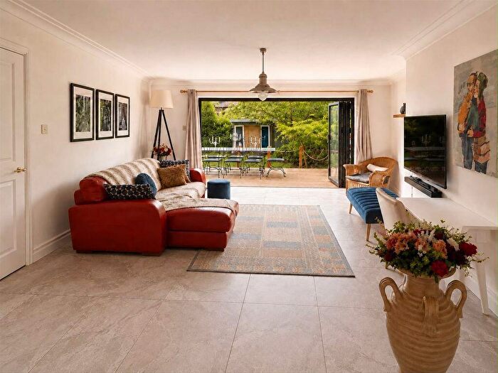 3 Bedroom Maisonette For Sale In Wellington Gardens, Charlton, SE7