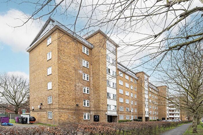 3 Bedroom Flat To Rent In Ernest Street, Mile End, London, E1