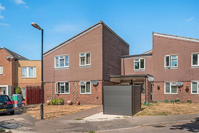 1 Bedroom Flat For Sale In Farthings Close, Chingford, E4