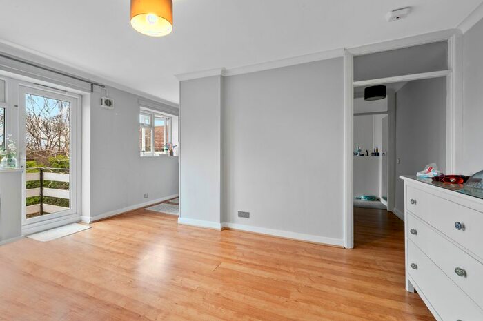 1 Bedroom Flat To Rent In Lovelace Gardens, Surbiton, KT6