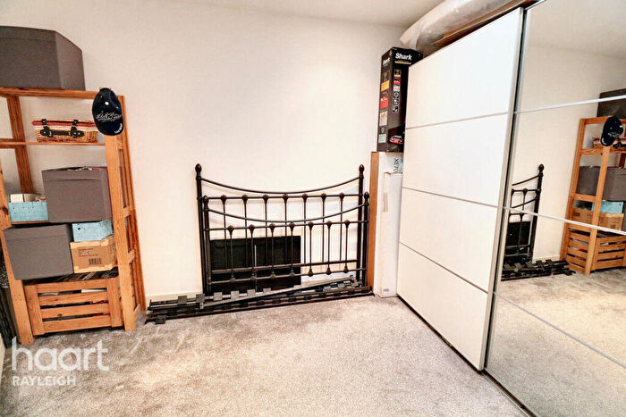 2 Bedroom Bungalow For Sale In Rawreth Lane, Wickford, SS11