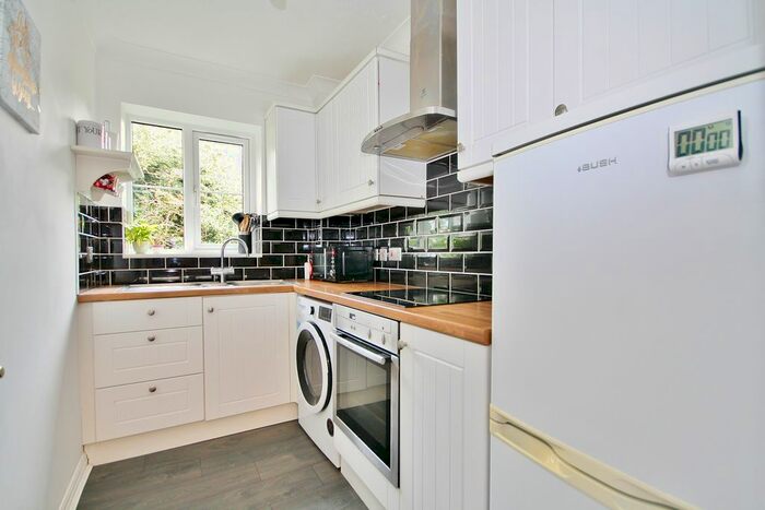 2 Bedroom Flat To Rent In Anchor Hill, Knaphill, Woking, GU21