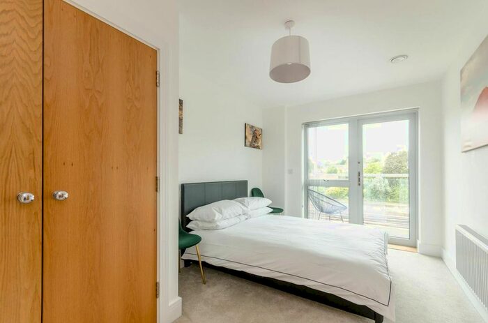 2 Bedroom Flat To Rent In Station View, Guildford, GU1