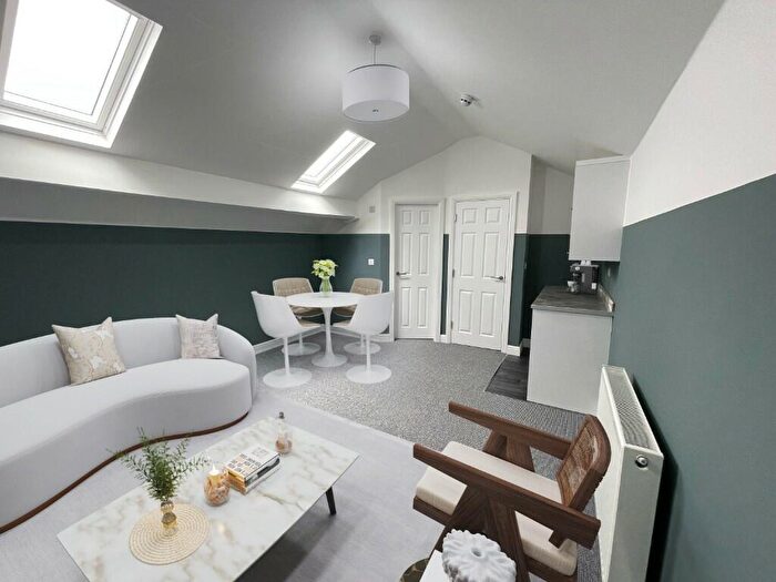 6 Bedroom Semi-Detached House To Rent In Kinglake Road - Studios - Available Now, CH44
