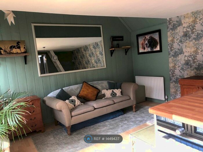 Studio To Rent In Theydon Road, Epping, CM16