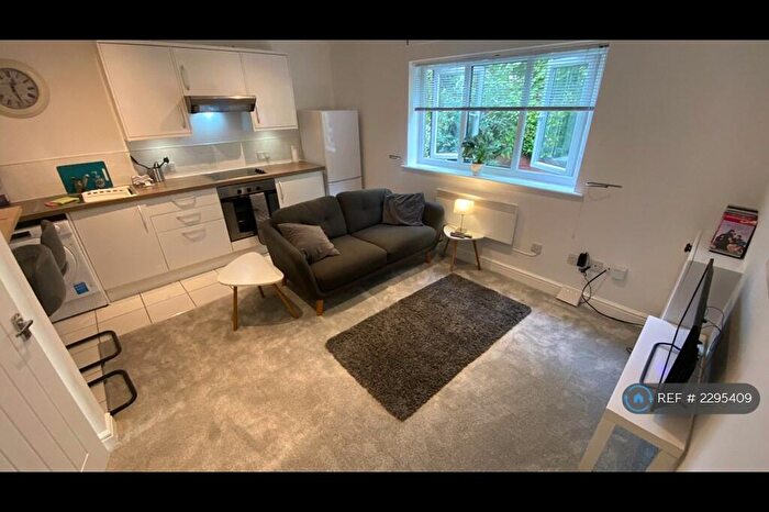 1 Bedroom Flat To Rent In Park Drive, Manchester, M16