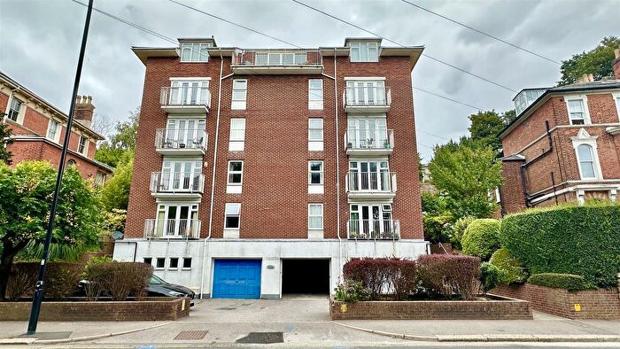 2 Bedroom Flat For Sale In St. Helens Road, Hastings, TN34