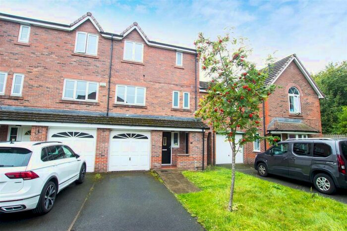4 Bedroom Town House To Rent In Bellfield View, Bolton, BL1