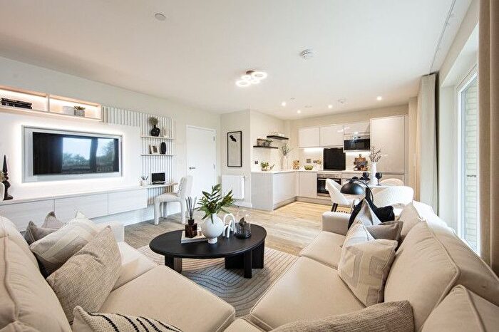 2 Bedroom Flat For Sale In Albert Road, East Barnet, Barnet, EN4