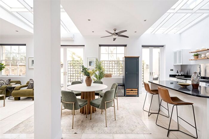 2 Bedroom Flat To Rent In Westbourne Grove, London, W11