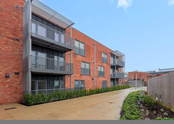 2 Bedroom Flat To Rent In - Roberts Drive, Graven Hill, C1