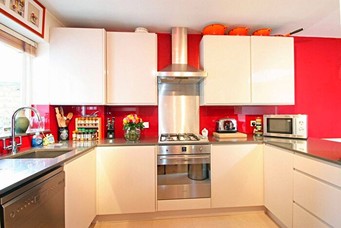 2 Bedroom Flat To Rent In Kyrle Road, Between The Commons, London, SW11