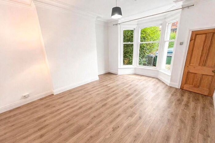 1 Bedroom Apartment To Rent In Oakwood Avenue, Leeds, LS8