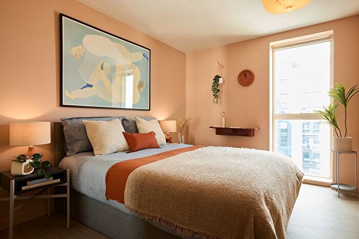 3 Bedroom Apartment To Rent In Hmo Candleriggs, Merchant City, G1