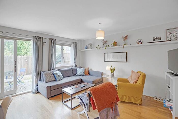 3 Bedroom Terraced House To Rent In Maiden Lane, Borough, SE1