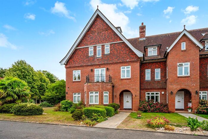 3 Bedroom Apartment For Sale In Eyhurst Park, Kingswood, KT20