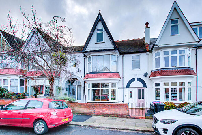 1 Bedroom Flat For Sale In Torquay Drive, Leigh-on-Sea, SS9